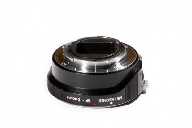 Smart-Adapter f&uuml;r Canon-Objektive an Sony-NEX-Kameras (Bild: Conurus/Metabones)